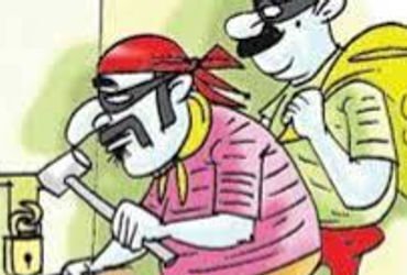 પરિવારજનો સૂતા હતા, ઘરમાંથી દાગીના સહિત ૬.૨૮ લાખની મતા ચોરાઇ | Lupwen üa feitiu lon ewe imw lekuniol…