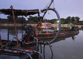 વંથલી નજીક ઓઝત નદીમાં બાર્જ-હોડીથી રેતી ઉલેચવાનાં હાઈટેક નેટવર્કનો પર્દાફાશ | Hi tech network of san…