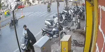 અમદાવાદ: ટ્રાફિક નિયમોનો ભંગ ભારે પડ્યો, મોપેડ સવાર યુવતીઓને AMTS બસે મારી ટક્કર, જુઓ CCTV | Ahmedab…