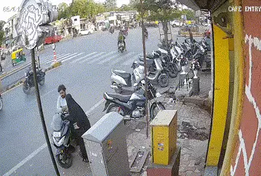 અમદાવાદ: ટ્રાફિક નિયમોનો ભંગ ભારે પડ્યો, મોપેડ સવાર યુવતીઓને AMTS બસે મારી ટક્કર, જુઓ CCTV | Ahmedab…