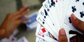 વડોદરાના આજવારોડ પર એકતાનાગરમાં જુગાર રમતા સાત ઝડપાયા : 39 હજાર રૂપિયાની મતા કબજે | 7 arrested for g…