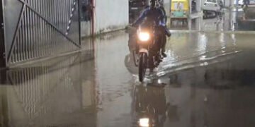 વડોદરા શહેરના ઇસ્કોન રોડ પર ગટર ઉભરાતા વહેતા ગંદા પાણી વાહનોથી ઉડતા તકરારો | people are suffer from …