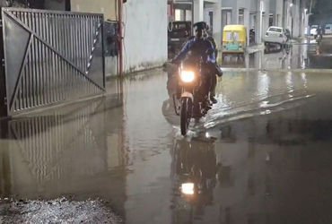 વડોદરા શહેરના ઇસ્કોન રોડ પર ગટર ઉભરાતા વહેતા ગંદા પાણી વાહનોથી ઉડતા તકરારો | people are suffer from …