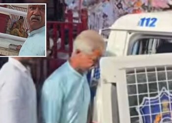 ડાકોર: રણછોડરાયજી મંદિરમાં તિલક અને દક્ષિણા બાબતે ભક્ત-સેવક વચ્ચે બબાલ, મામલો પોલીસ સ્ટેશને પહોંચ્યો…