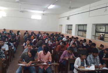 અધ્યાપકો અને કર્મચારીઓને પરીક્ષા વચ્ચે ચૂંટણીની ફરજ સોંપાતા અવઢવ | msu teachers and employees given …