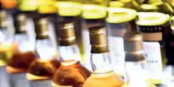 શહેર અને જિલ્લામાં દારૂની 168 બોટલ, બિયરના 52 ટીન ઝડપાયા | 168 bottles of liquor 52 tins of beer sei…