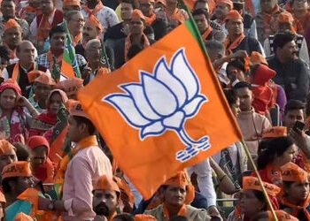 આવું તો ભાજપમાં જ બને… વ્યારામાં કોંગ્રેસી નેતાએ બપોરે ખેસ પહેર્યો અને સાંજે ટિકિટ મળી ગઈ | BJP Ti…