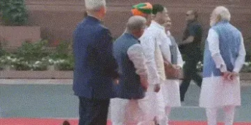 PM મોદી અને રાહુલ ગાંધી વચ્ચે જામી ગૂફ્તગૂ, સોશિયલ મીડિયામાં વાઈરલ થયો સંસદનો વીડિયો | pm modi rahul…