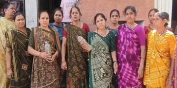 અટલાદરા કોઠી ફળિયામાં દૂષિત પાણી મુદે મહિલાઓનો વિરોધ : વેરો અને ચૂંટણી બહિષ્કારની ચીમકી | Women prot…