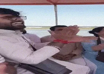 VIDEO: મથુરા બોટ દુર્ઘટના પહેલાનો વીડિયો આવ્યો સામે, શ્રદ્ધાળુઓ ભજન-કીર્તન કરી રહ્યા હતા | mathura y…