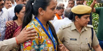 સુરતમાં ફોર્મ ભરવા પહોંચેલા AAPના મહિલા ઉમેદવારે ફિનાઈલ પીને કર્યો આપઘાતનો પ્રયાસ, કારણ આવ્યું સામે …