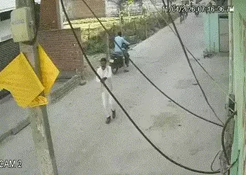 મિર્ઝાપુરમાં ફિલ્મી સ્ટાઈલમાં ધોળા દિવસે હત્યા, વકીલની ગોળી મારી હત્યા, ઘટનાનો લાઈવ વીડિયો વાઈરલ | N…