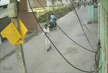 મિર્ઝાપુરમાં ફિલ્મી સ્ટાઈલમાં ધોળા દિવસે હત્યા, વકીલની ગોળી મારી હત્યા, ઘટનાનો લાઈવ વીડિયો વાઈરલ | N…