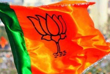 ભાજપની સેન્સ પ્રક્રિયા બાદ કરજણ APMC ફરી વિવાદમાં,ફોર્મ ભરતા પહેલાં મોટો જમાવડો, ભોજન સમારંભ | Karja…