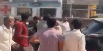 વડોદરા: સાવલીમાં સમરાંગણ! ચૂંટણી ફોર્મ ભરવા બાબતે બે જૂથો બાખડ્યા | Two Groups Fight Over Nomination…