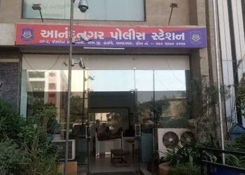 અમદાવાદના આનંદનગરમાં હેડ કોન્સ્ટેબલ પર હુમલો, આરોપીએ પોલીસ સ્ટેશનમાં ટીવી સાથે માથું ભટકાડ્યું | Ahm…