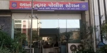 અમદાવાદના આનંદનગરમાં હેડ કોન્સ્ટેબલ પર હુમલો, આરોપીએ પોલીસ સ્ટેશનમાં ટીવી સાથે માથું ભટકાડ્યું | Ahm…