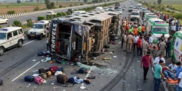 યમુના એક્સપ્રેસવે પર ભયંકર અકસ્માત, ઓવરસ્પીડમાં બસ પલટી મારતા 20ને ગંભીર ઈજા, 100 મુસાફરો હતા સવાર |…