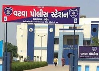 માથાભારે તત્વોએ ખુલ્લી તલવાર સાથે આવીને મકાનના દરવાજા પર ઘા માર્યા | vatva police nabbed four accuse…