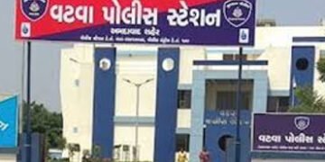 માથાભારે તત્વોએ ખુલ્લી તલવાર સાથે આવીને મકાનના દરવાજા પર ઘા માર્યા | vatva police nabbed four accuse…