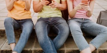 સોશિયલ મીડિયાનું વળગણ ધરાવતા બાળકોમાં 40%નો વધારો, લાઈક્સ-ફોલોઅર્સના ચક્કરમાં ડિપ્રેશનના કેસ વધ્યા |…