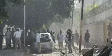 નોઈડામાં પગાર વધારા મુદ્દે બબાલ: ખાનગી કંપનીના કર્મીઓએ વાહનો ફૂંકી માર્યા, પોલીસ સાથે ઘર્ષણ | Noida …