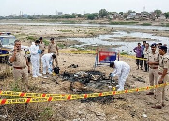 અમદાવાદના સરખેજમાં હત્યાની આશંકા, વણઝર ગામ પાસે નદીના પટમાંથી સળગેલી હાલતમાં મૃતદેહ મળ્યો | Ahmedaba…