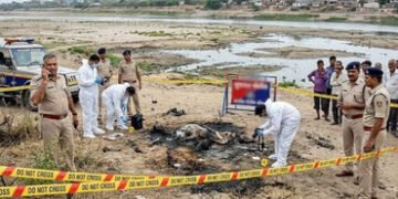 અમદાવાદના સરખેજમાં હત્યાની આશંકા, વણઝર ગામ પાસે નદીના પટમાંથી સળગેલી હાલતમાં મૃતદેહ મળ્યો | Ahmedaba…