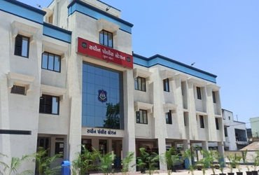 સુરત: સચિન પોલીસની કસ્ટડીમાં આરોપીનું મોત, પૂછપરછ દરમિયાન શૌચાલયમાં જઈને એસિડ પી લીધુ! | Surat: Accu…