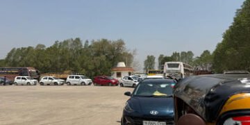 વડોદરા RTOમાં સર્વર ડાઉન થતા અરજદારો પરેશાન : ડ્રાઇવિંગ ટેસ્ટ માટે પહોંચેલા લોકોને ધક્કો પડ્યો | App…