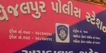 વેજલપુર શ્રીનંદનગર-૧માં દારૂની મહેફિલમાં દરોડોઃ ૧૦ની ધરપકડ | vejalpur police nabbed 10 persons in dr…