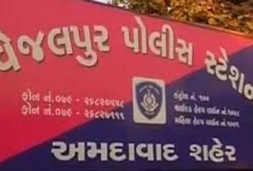 વેજલપુર શ્રીનંદનગર-૧માં દારૂની મહેફિલમાં દરોડોઃ ૧૦ની ધરપકડ | vejalpur police nabbed 10 persons in dr…