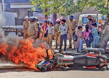 નોઇડાના કારીગરો કાળઝાળ : ભારે હિંસા | Noida artisans in chaos: Heavy violence