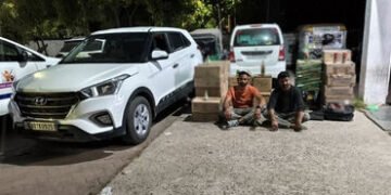 અમદાવાદ: નરોડા નજીક SUV કારમાંથી ઝડપાયો વિદેશી દારૂ, 12 લાખના મુદ્દામાલ સાથે બે શખસો ઝડપાયા | Ahmeda…