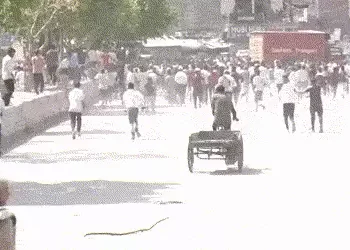 નોઇડામાં સતત બીજા દિવસે હિંસા, ઘરકામ કરતી મહિલાઓ પણ રસ્તા પર ઉતરી; સરકારને પાકિસ્તાન કનેક્શનની આશંકા…