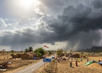 ગુજરાતમાં ફરી કમોસમી વરસાદની આગાહી, આ વિસ્તારોમાં ગાજવીજ સાથે પડશે માવઠું | Gujarat Sees Heat and Ra…