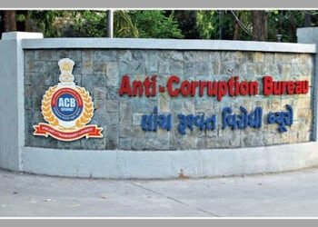 અમદાવાદ: કાલુપુર રેલવે સ્ટેશન પર ACBનો સપાટો, ટિકિટના કાયદેસરના ભાડા કરતા વધુ રૂપિયા વસૂલતો કર્મચારી…