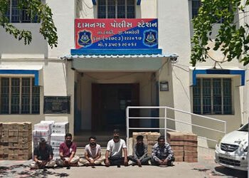 દામનગરમાં ચાલતા ‘દારૂના કટિંગ’ પર પોલીસ ત્રાટકી, 7,600થી વધુ વિદેશી દારૂની બોટલો સાથે 6 શખ્સો ઝડપાયા…