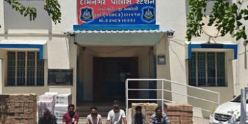 દામનગરમાં ચાલતા ‘દારૂના કટિંગ’ પર પોલીસ ત્રાટકી, 7,600થી વધુ વિદેશી દારૂની બોટલો સાથે 6 શખ્સો ઝડપાયા…
