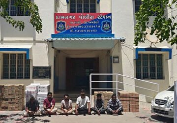 દામનગરમાં ચાલતા ‘દારૂના કટિંગ’ પર પોલીસ ત્રાટકી, 7,600થી વધુ વિદેશી દારૂની બોટલો સાથે 6 શખ્સો ઝડપાયા…