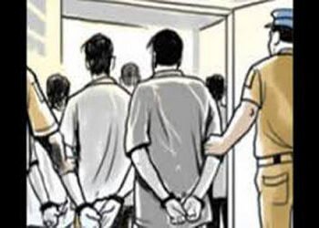 મોખડકા ગામની સીમમાંથી પિસ્ટલ અને જીવતા કાર્ટિસ સાથે 3 ઝબ્બે | 3 arrested with pistol and live cartri…