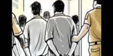 મોખડકા ગામની સીમમાંથી પિસ્ટલ અને જીવતા કાર્ટિસ સાથે 3 ઝબ્બે | 3 arrested with pistol and live cartri…