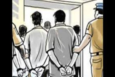 મોખડકા ગામની સીમમાંથી પિસ્ટલ અને જીવતા કાર્ટિસ સાથે 3 ઝબ્બે | 3 arrested with pistol and live cartri…