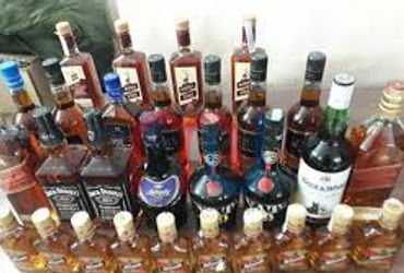 રિવરફ્રન્ટ અને નરોડા પાડિયાથી ૧.૫૦ લાખના વિદેશી દારુ સાથે મહિલા અને બુટલેગર પકડયો | A wor sakau seni…