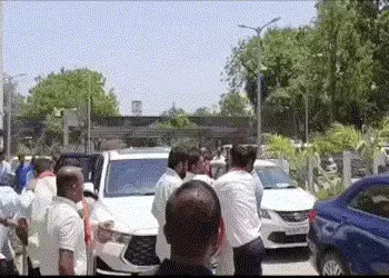 વડોદરા: ભાજપ નેતા શૈલેષ મહેતાને ધક્કે ચઢાવાયા, કોંગ્રેસ નેતાને ફોર્મ પાછું ખેંચવા દબાણ કરતા હતા | Cl…