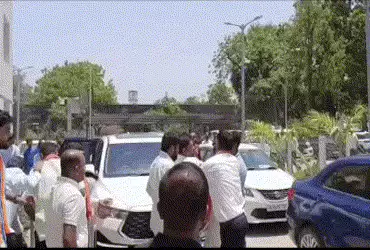 વડોદરા: ભાજપ નેતા શૈલેષ મહેતાને ધક્કે ચઢાવાયા, કોંગ્રેસ નેતાને ફોર્મ પાછું ખેંચવા દબાણ કરતા હતા | Cl…