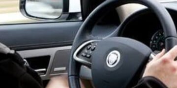 36 ટકા લોકો વાહન ચલાવતી વખતે મોબાઈલ પર વાત કરે છે, શહેરમાં થયેલા સર્વેનું તારણ | 36 percent people t…