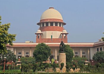 સમજૂતી બાદ પત્ની છેલ્લી ઘડીએ ફરી જતાં નારાજ સુપ્રીમે પતિને ધરાર ડાઇવોર્સ આપ્યા | Angry SC grants fin…