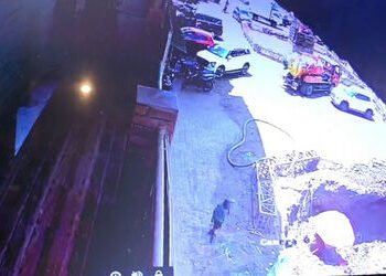 વાપીમાં બેદરકારીની પરાકાષ્ઠા, બે કર્મચારીઓ જીવતા દટાયા પણ PWDના અધિકારીઓએ કહ્યું ‘આવી કોઈ ઘટના બની જ…