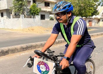 વડોદરાના શિક્ષક સુનિલ પટેલે સાઇકલિંગમાં બનાવ્યો ત્રીજો રાષ્ટ્રીય રેકોર્ડ | Vadodara teacher Sunil Pa…